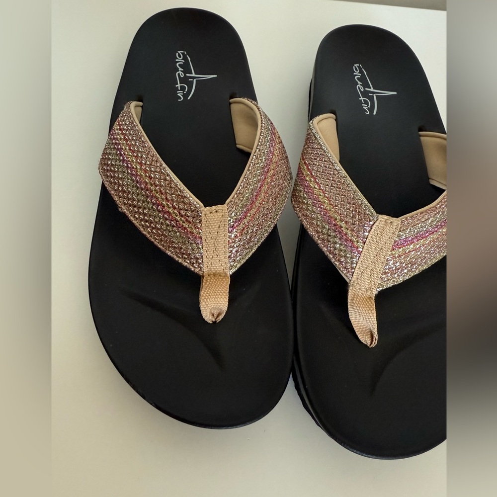 Blue Fin Women's 8 Sparkly  Flip Flop Sandals Shoes Comfortable Gold